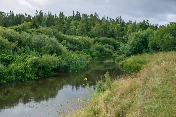 Kandava sabah erken zamanında Abava Nehri.