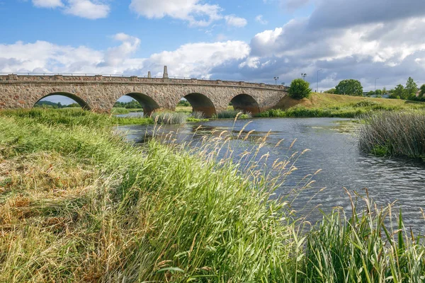 Kandava sabah erken zamanında Abava Nehri.