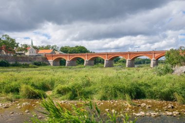 Kuldiga Köprüsü ve Letonya yaz nehirde. 2017