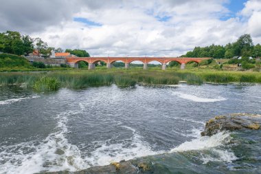 Kuldiga Köprüsü ve Letonya yaz nehirde. 2017