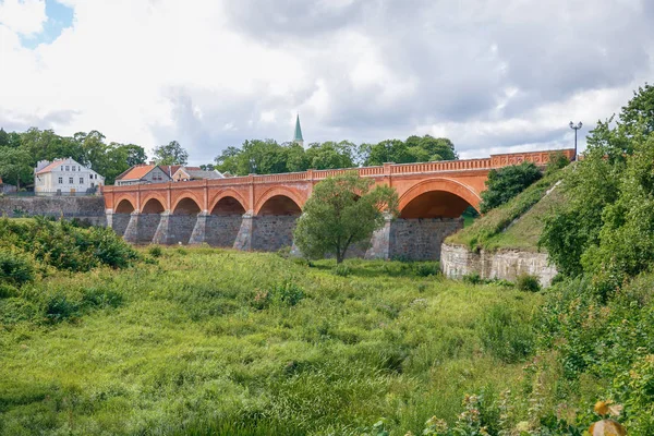 Puente de Kuldiga y río en Letonia verano. 2017 — Foto de Stock