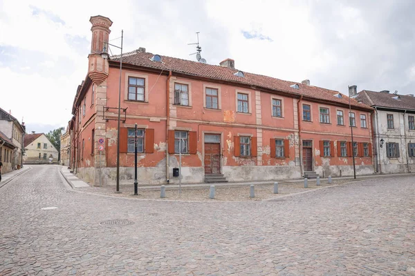 Centrum starego miasta w Kuldīga, Łotwa. Jest to historia budynku. — Zdjęcie stockowe