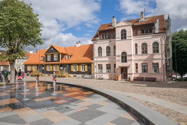 Kuldiga, 라트비아에서 오래 된 시 센터입니다. 그것의 역사 건물. — 스톡 사진