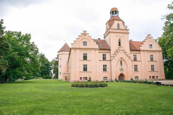 Edole kastély és a zöld fű, Lettország-nyári. — Stock Fotó