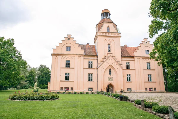 Edole zamek i zielona trawa na Łotwie lato. — Zdjęcie stockowe
