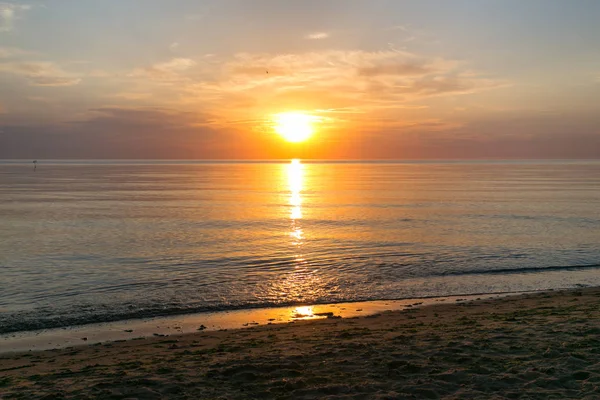 Coucher de soleil sur la mer Baltique, Saulkrasti 2017 . — Photo