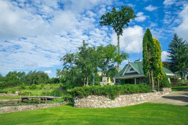 Yeşil bahçe ve yaz kokusu.