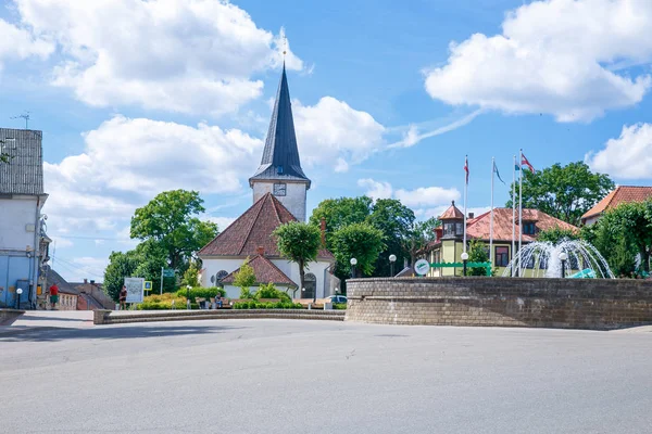 Vista de la ciudad en Tukums, Letonia . — Foto de Stock