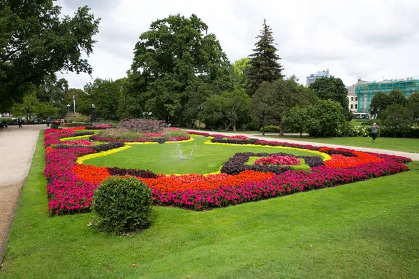 Opera Garden em Riga, Letônia. Flores e vista maravilhosa . — Fotografia de Stock