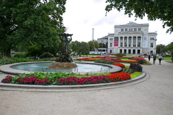 Lett opera szökőkúttal és kert. Riga, Lettország. Virágok a — Stock Fotó
