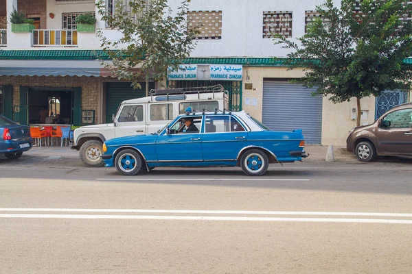 Африка, Марокко, Шефшауэн, Холмы и дом. 2013 год — стоковое фото