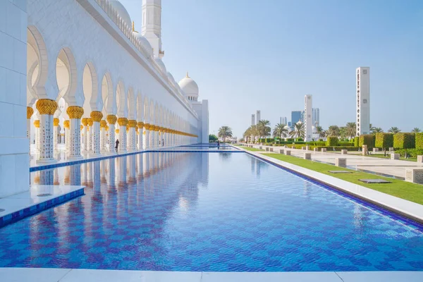 Sheikh Zayed Grand Mesquita, Dubai, Emirados Árabes Unidos, povos e mesquita. 2015 — Fotografia de Stock