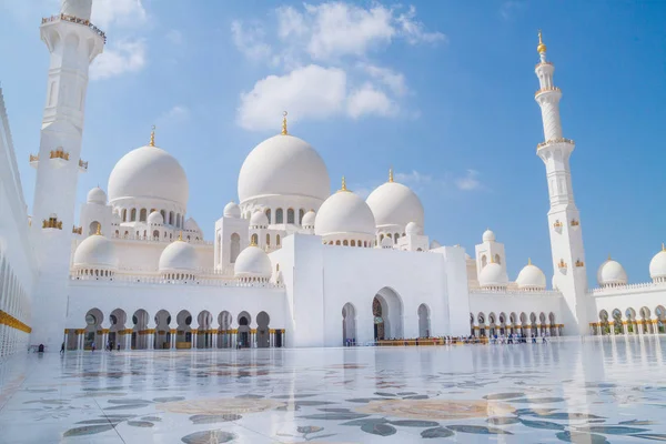 Büyük Sheik Zayed Camisi, Dubai, Birleşik Arap Emirlikleri, halklar ve cami. 2015 — Stok fotoğraf