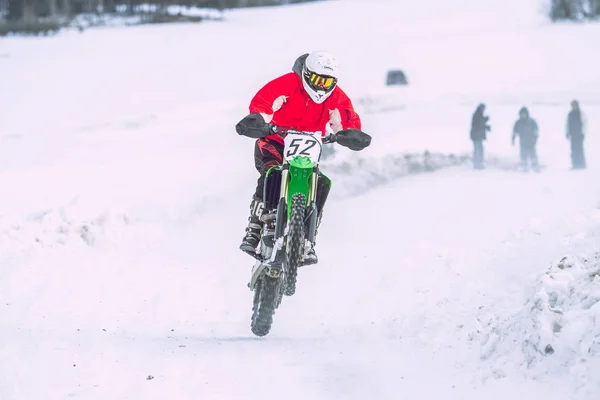 Lettland, Raiskums, vintern motocross, Driver med motorcykel, race — Stockfoto