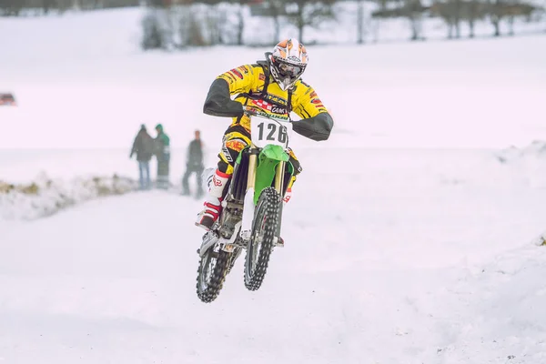 Letland, Raiskums, Winter motorcross, chauffeur met motorfiets, race — Stockfoto