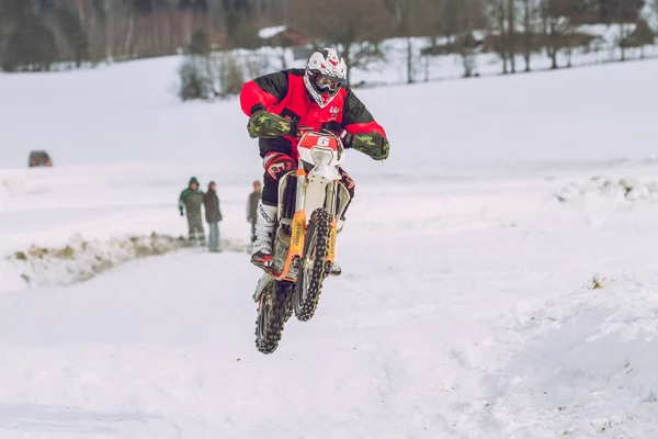 Lettland, Raiskums, vintern motocross, Driver med motorcykel, race — Stockfoto