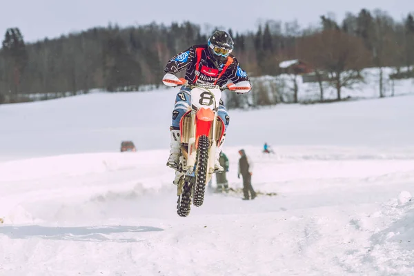 Latvia, Raiskums, Motocross de inverno, Motorista com motocicleta, corrida — Fotografia de Stock