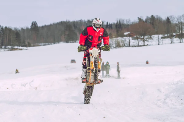 Lettonie, Raiskums, Motocross d'hiver, Conducteur avec moto, course — Photo