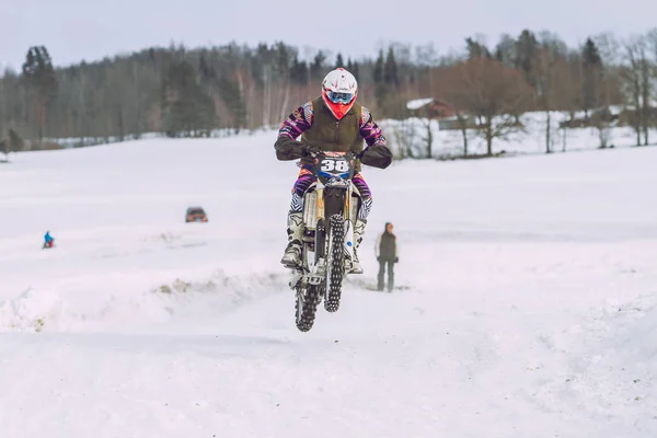 Letland, Raiskums, Winter motorcross, chauffeur met motorfiets, race — Stockfoto