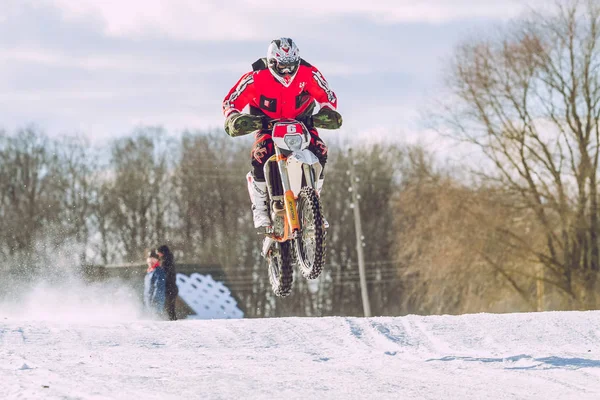 ラトビア、Raiskums、冬モトクロス、オートバイとドライバーのレース — ストック写真