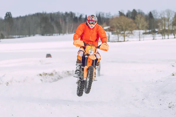 Letonya, Raiskums, kış motokros, motosiklet, sürücüsüyle yarış — Stok fotoğraf