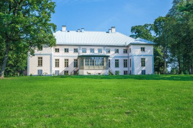 Eski manor adlı Letonya.