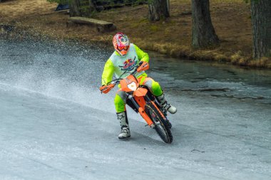 Letonya, Raiskums, kış motokros, motosiklet, sürücüsüyle yarış