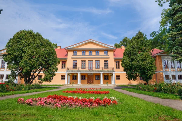 Antigua mansión en Letonia . — Foto de Stock