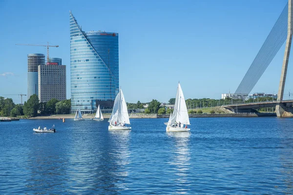 Letonya, Riga, köprü ve yatlar. 2015