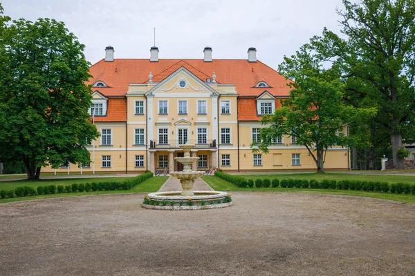 Vieux château à Lettonie . — Photo