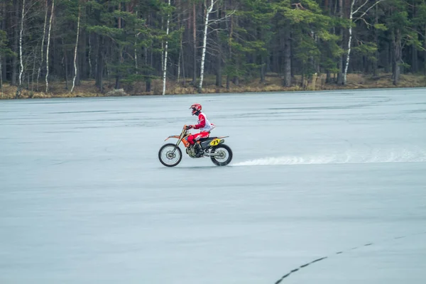 Latvia, Raiskums, Motocross de inverno, Motorista com motocicleta, corrida — Fotografia de Stock