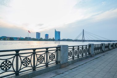 Letonya, Riga, eski şehir merkezi, köprü ve mimarisi. 2017