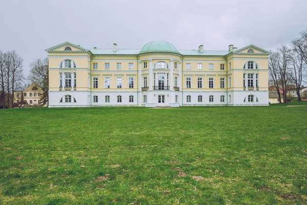 Oud herenhuis in Letland, Mezotne, April 2017. — Stockfoto