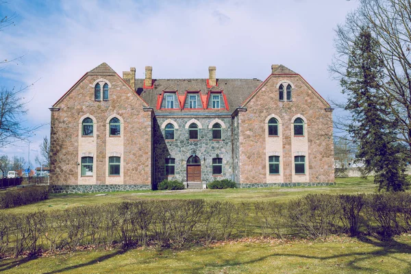 Eski evde Cesis, Letonya, 2017 Nisan.