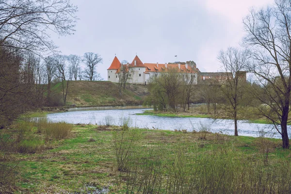 Castillo antiguo en Letonia, Bauska, 2017 abril . — Foto de Stock