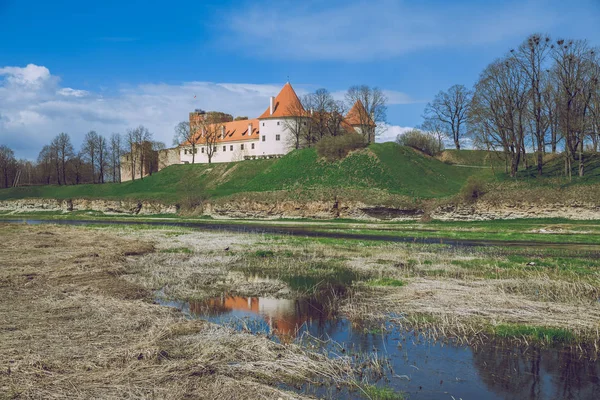 Oud kasteel in Letland, Bauska, April 2017. — Stockfoto