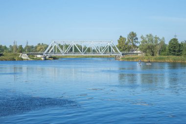 Letonya, Riga, demiryolu Köprüsü, göl Jugla, Sup, halklar. 2017