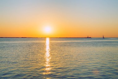 Baltık Denizi ve günbatımı. Riga'da Letonya'nın başkenti olduğunu.