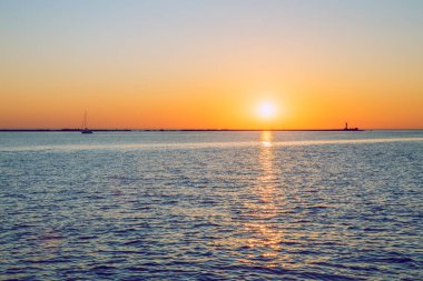 Baltık Denizi ve günbatımı. Riga'da Letonya'nın başkenti olduğunu.