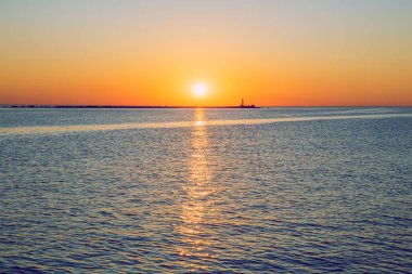 Baltık Denizi ve günbatımı. Riga'da Letonya'nın başkenti olduğunu.