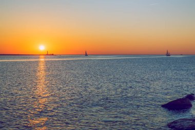 Baltık Denizi ve günbatımı. Riga'da Letonya'nın başkenti olduğunu.