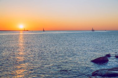 Baltık Denizi ve günbatımı. Riga'da Letonya'nın başkenti olduğunu.