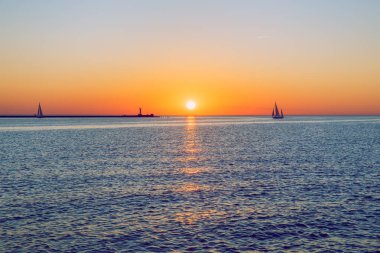 Baltık Denizi ve günbatımı. Riga'da Letonya'nın başkenti olduğunu.