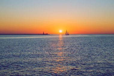 Baltık Denizi ve günbatımı. Riga'da Letonya'nın başkenti olduğunu.