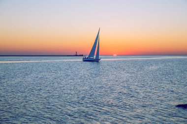 Baltık Denizi ve günbatımı. Riga'da Letonya'nın başkenti olduğunu.