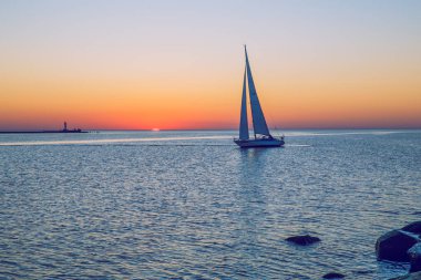 Baltık Denizi ve günbatımı. Riga'da Letonya'nın başkenti olduğunu.