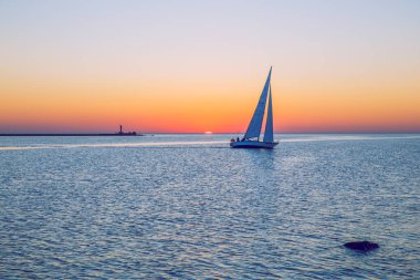Baltık Denizi ve günbatımı. Riga'da Letonya'nın başkenti olduğunu.