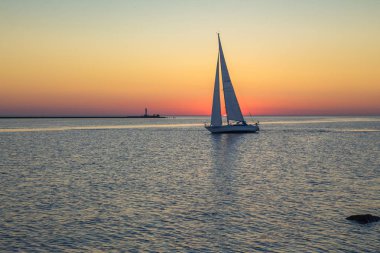 Baltık Denizi ve günbatımı. Riga'da Letonya'nın başkenti olduğunu.