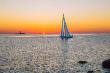 Baltık Denizi ve günbatımı. Riga'da Letonya'nın başkenti olduğunu.