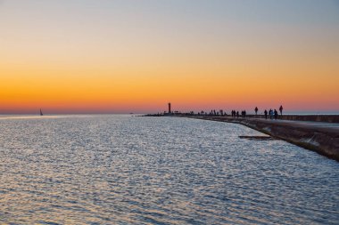 Baltık Denizi ve günbatımı. Riga'da Letonya'nın başkenti olduğunu.